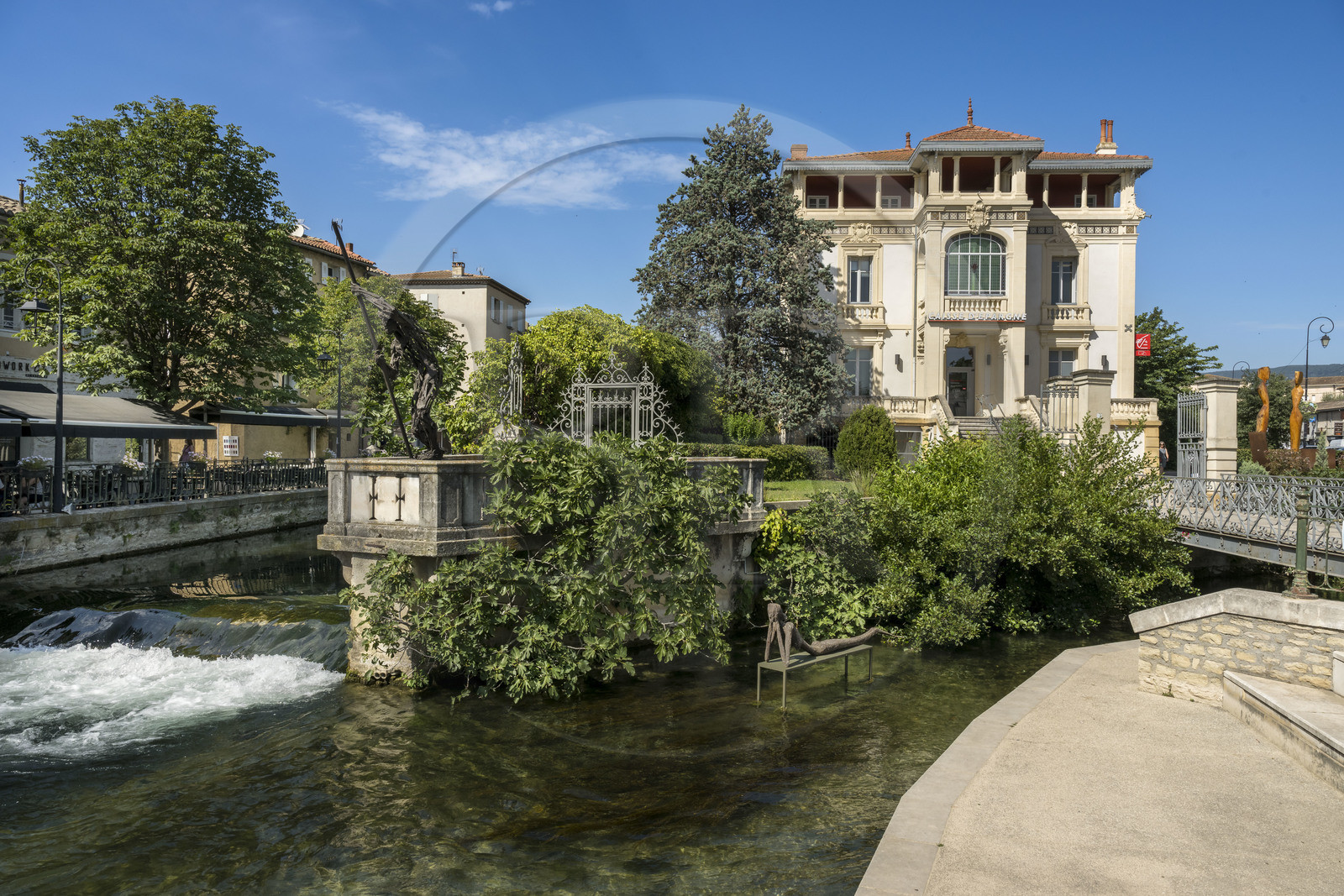 France, Vaucluse (84), L'Isle-sur-la-Sorgue, un des bras de la Sorgue, l'ancien chateau Dumas construit en 1880 et devenu la Caisse d'Epargne