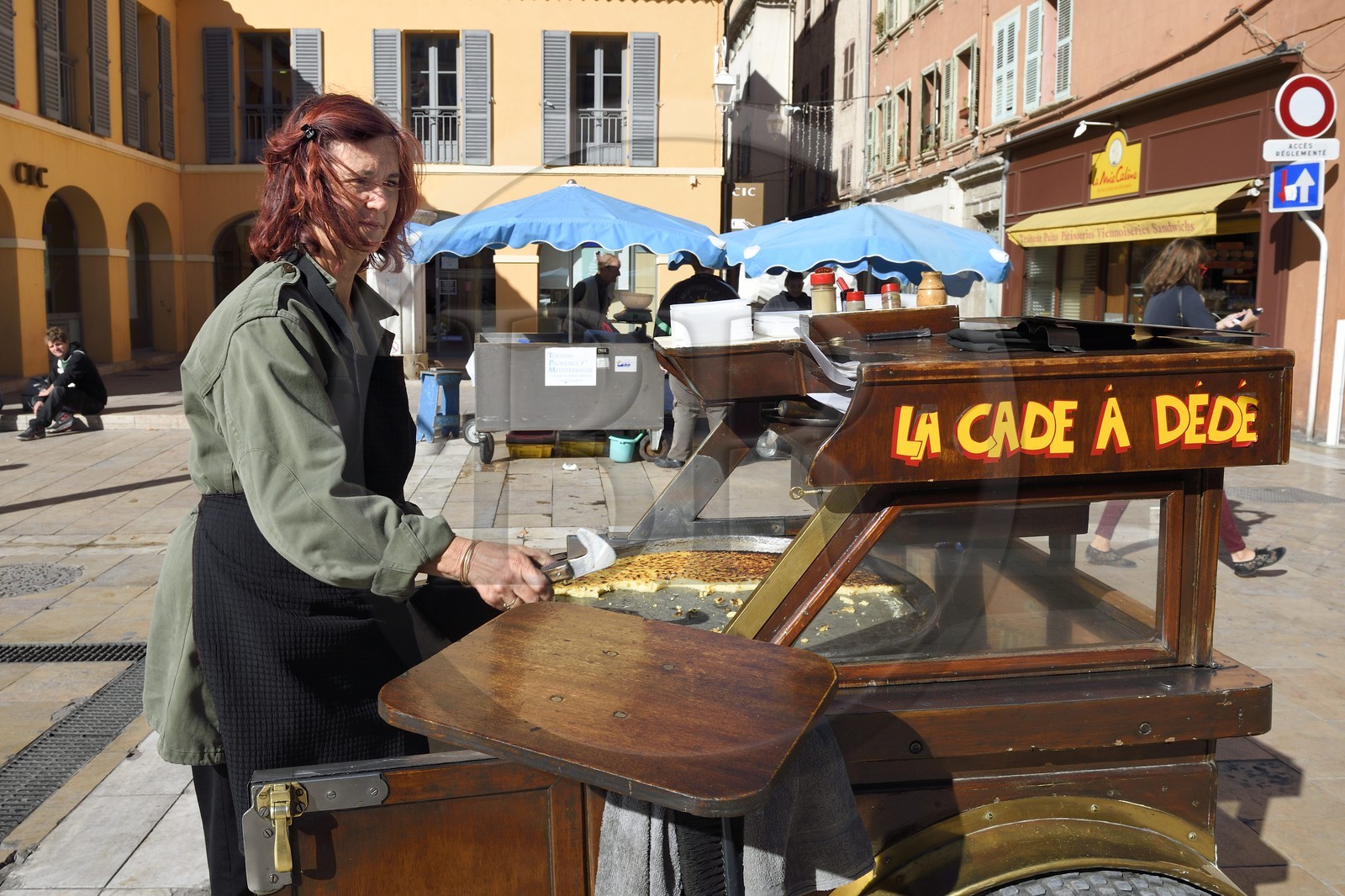 France, Var (83), Toulon, vente de la spécialité locale la Cade (galette de farine de pois chiches) sur le  Cours Lafayette,