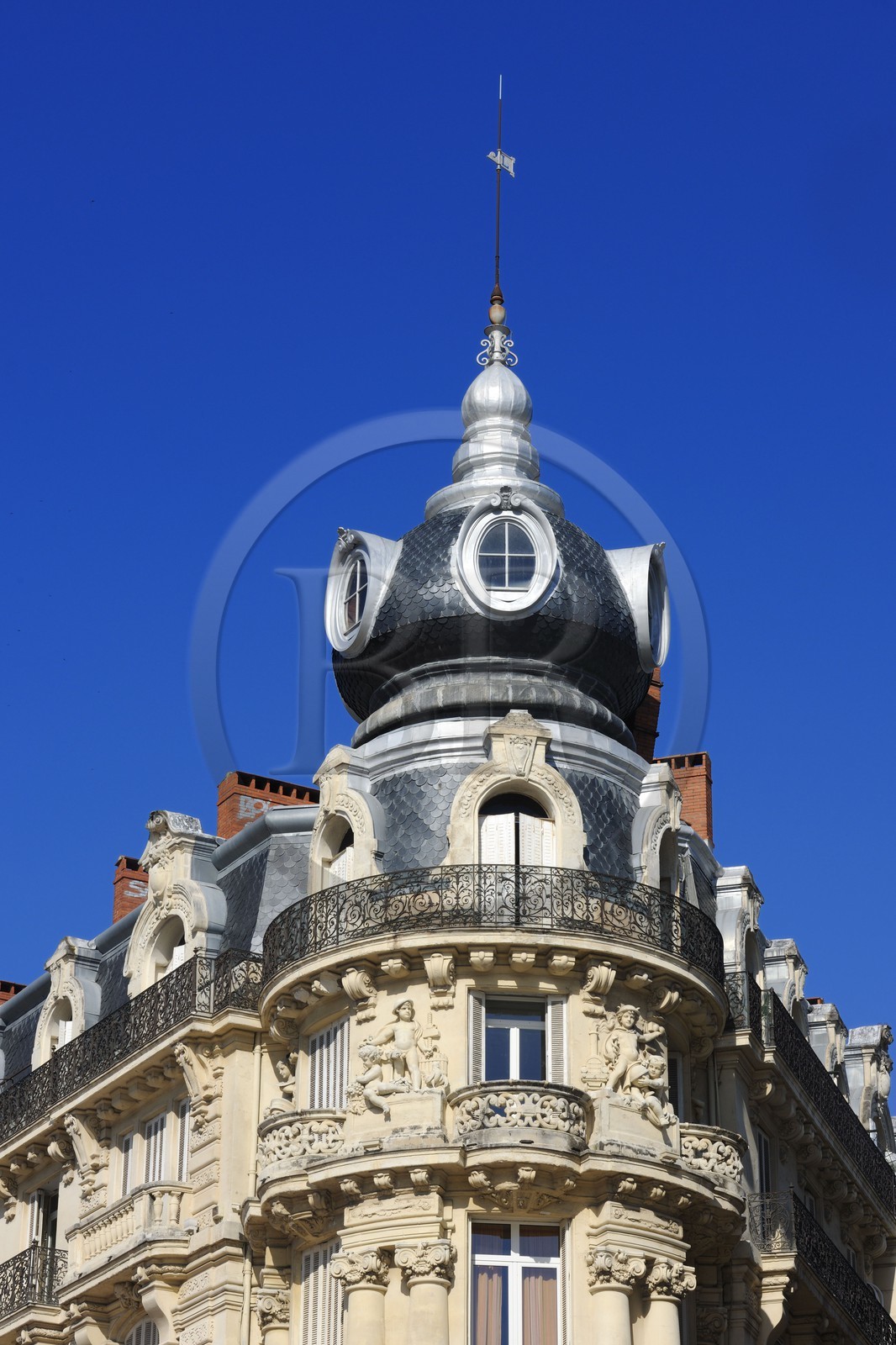 France, Hérault (34), Montpellier, centre historique, l'Ecusson, place de la Comédie, immeuble appellé Le Scaphandrier