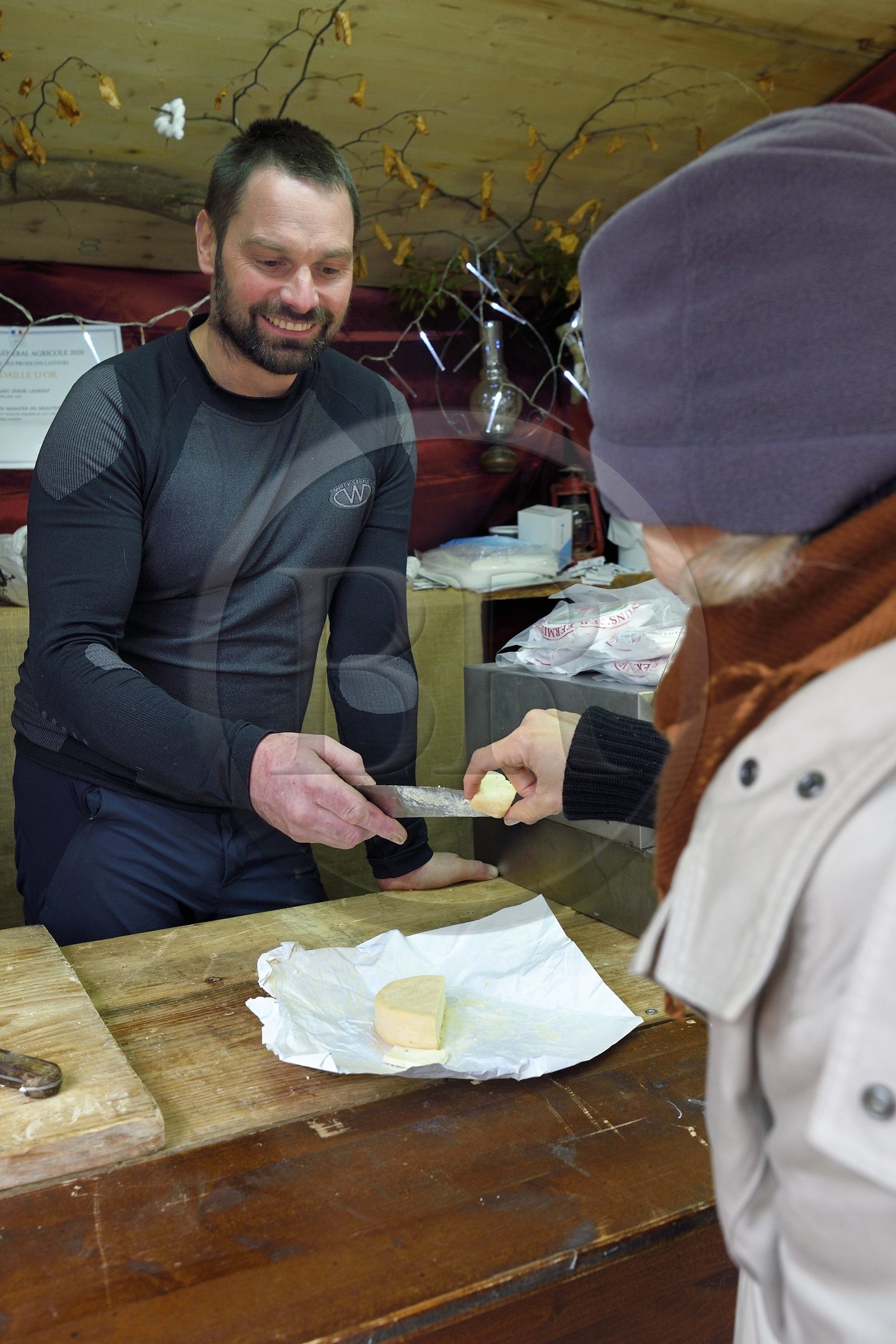 France, Haut-Rhin (68), Kaysersberg, dégustation d'un munster de la Ferme Laurent (produits laitiers bio) à Freland