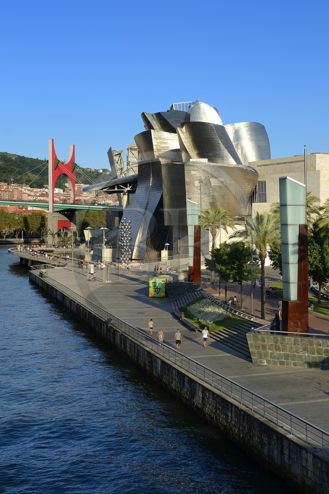 Espagne, Biscaye, Pays Basque espagnol, Bilbao, le musée Guggenheim de l'architecte Frank Gehry et Pont de La Salve avec l'installation de l'artiste français Daniel Buren Les Arches Rouges en arrière plan
