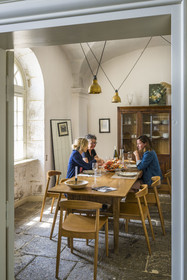 France, Finistère (29), Pays des Abers, Ile Vierge, le phare de l'Ile Vierge, l'ancien phare de 1845 transformé en écogite dans l'ancien logement des gardiens, plateau de fruits de mer pour le diner dans la salle à manger