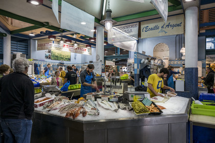 France, Pyrénées-Atlantiques (64), Pays-Basque, Saint-Jean-de-Luz, étal du marché couvert sous la halle