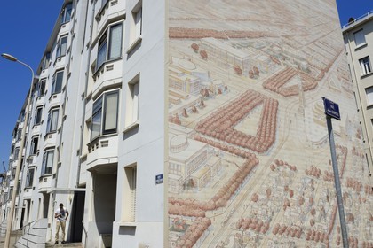 France, Rhône (69), Lyon, le musée urbain Tony-Garnier dans le quartier populaire des États-Unis, murs peints conçus par les artistes de la CitéCréation retraçant l'oeuvre de l'architecte Tony Garnier