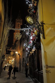 France, Bas-Rhin (67), Strasbourg, vieille ville classée au Patrimoine Mondial de l'UNESCO, winstub Chez Yvonne et la cathédrale Notre-Dame en arrière plan