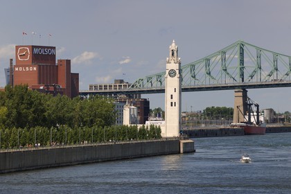 Canada, province de Québec, Montréal, quartier du Vieux-Montréal, le Vieux-Port, la tour de l'Horloge, la brasserie Molson et le pont Jacques-Cartier