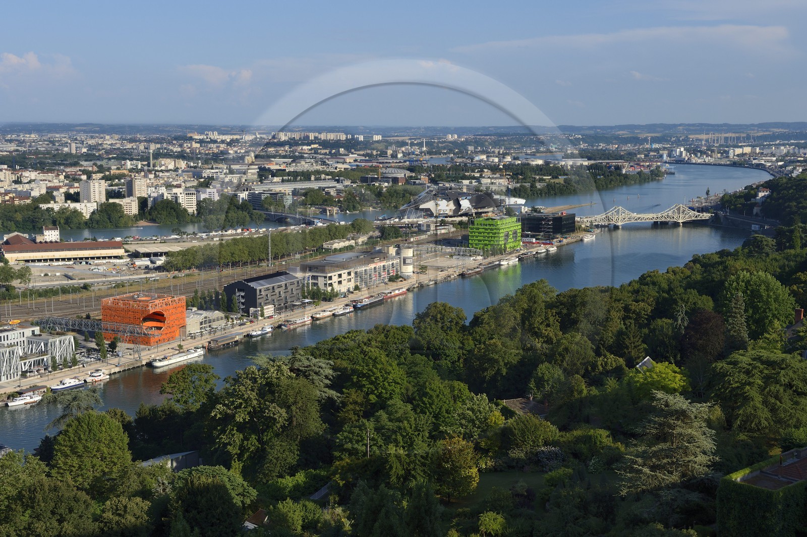 France, Rhône (69), Lyon, nouveau quartier de La Confluence au sud de la Presqu'île, le Quai Rambaud en premier plan, le confluent du Rhône et de la Saône