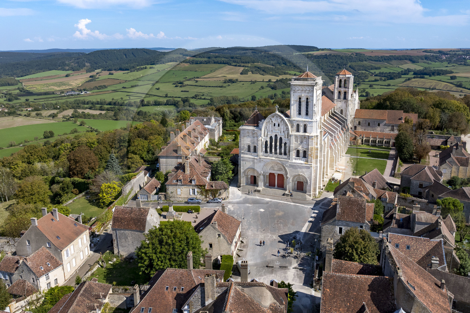 France, Yonne (89), parc naturel régional du Morvan, Vézelay, classé au Patrimoine Mondial de l'UNESCO, labellisé Les Plus Beaux Villages de France, point de départ de l'une des principales voies de pèlerinage de Saint-Jacques-de-Compostelle, la colline et la basilique Sainte-Marie-Madeleine (vue aérienne)