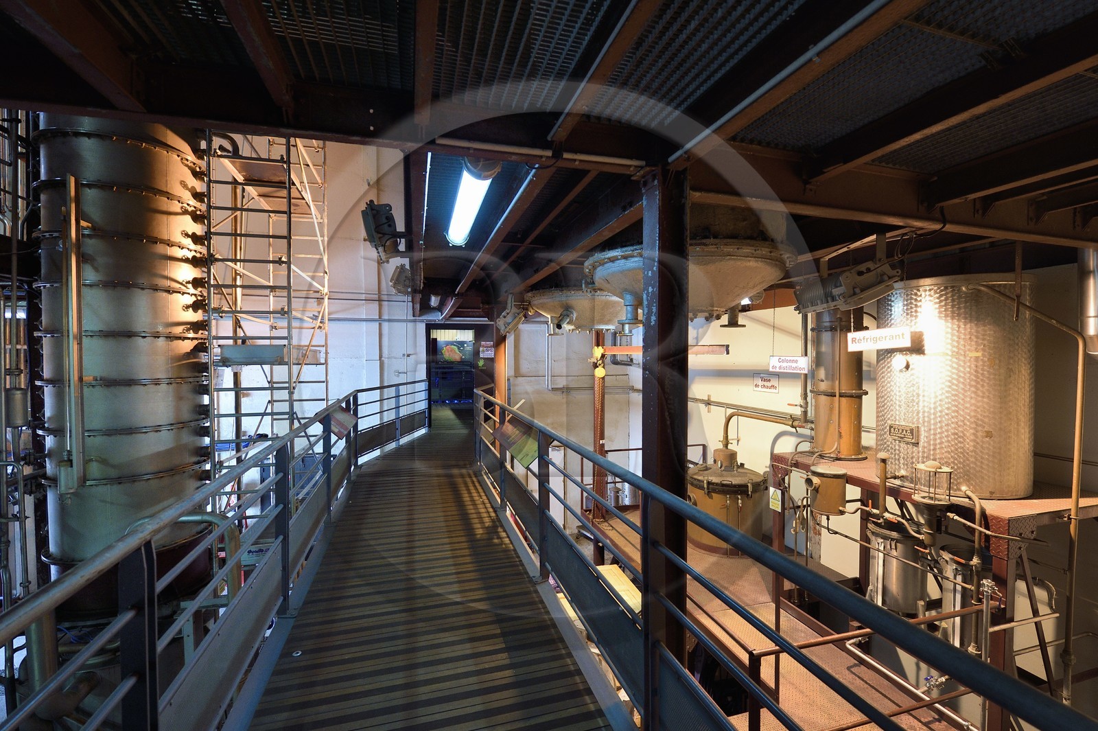 France, Ile de la Reunion, Saint Pierre, domaine de la distillerie Isautier, musée de la Saga du Rhum, colonne de distillation à gauche qui remplace l'alambic