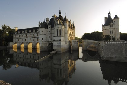 France, Indre-et-Loire (37), château de Chenonceau de style Renaissance qui enjambe le Cher, édifié de 1513 à 1521 et la tour des Marques
