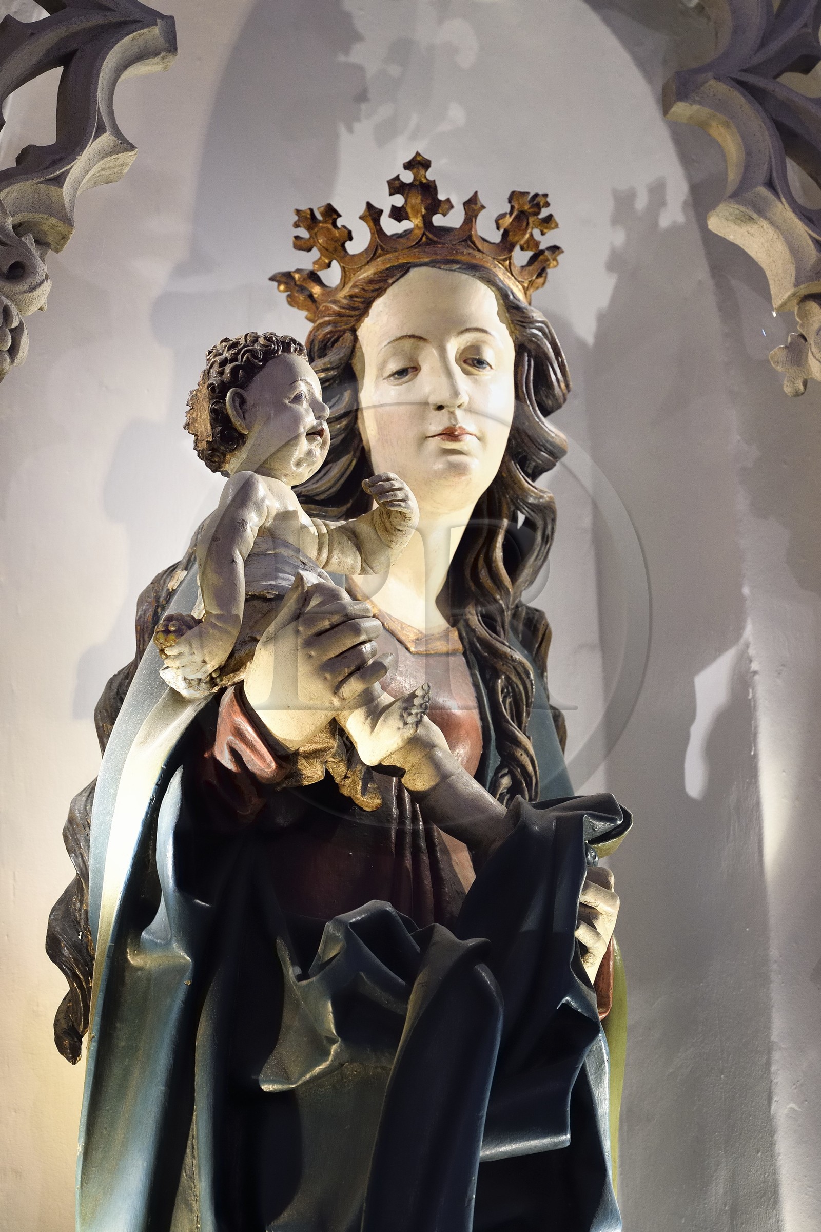 France, Haut-Rhin (68), Route des vins d'Alsace, Thann, la collégiale Saint-Thiebaut du XIVème siècle, madone des vignerons datant de 1510, le petit Jesus cache une grappe de raisin dans sa main