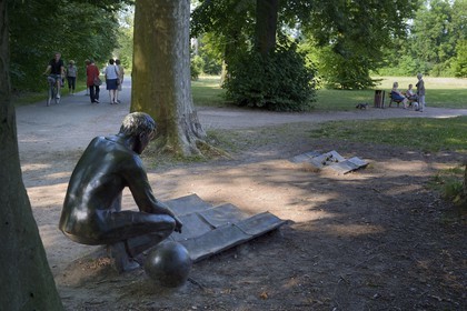 France, Bas Rhin (67), Strasbourg, parc du chateau de Pourtalès, le Parc de sculpture, Genius Loci (Éléments pour une histoire “naturelle” de l’art) de Giulio Paolini (2001)