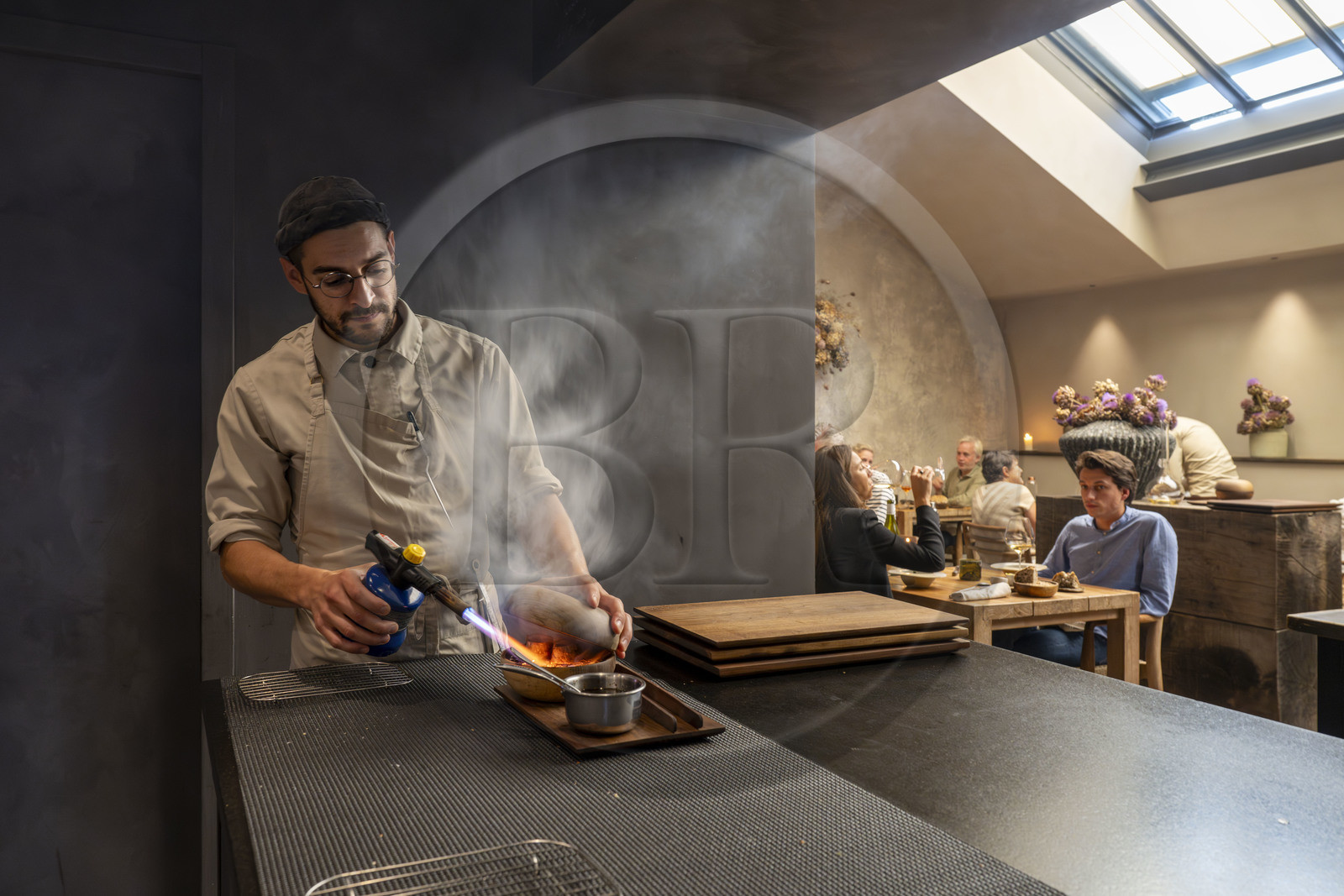 France, Côte-d'Or (21), Dijon, zone classée Patrimoine Mondial de l'UNESCO, restaurant Cibo du chef étoilé Angelo Ferrigno ici dans sa cuisine
