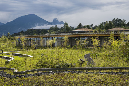 Rwanda, Province du Nord, District de Musanze (Ruhengeri), Kinigi, Campus Ellen DeGeneres du Dian Fossey Gorilla Fund par l'architecte MASS Design Group, le batiment du Rob and Melani Walton Education Center, le Mont Visoke à gauche et le Mont Mikeno (situé au Congo) au centre en arrière plan