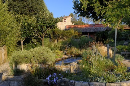 France, Var (83), Provence Verte, Bras, vers Saint-Maximin-la-Sainte-Baume, la maison d'hôtes Le Peyrourier, une campagne en Provence