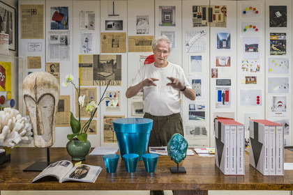 France, Paris (75), l'artiste plasticien Jean-Pierre Raynaud dans son appartement atelier