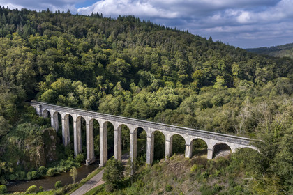 France, Nièvre (58), Parc naturel régional du Morvan, Montreuillon, pont aqueduc de Montreuillon construit en 1841, haut de 33 m et long de 152 m avec 13 arches larges de 8 m, le long de la Rigole d’Yonne qui puise les eaux de l'Yonne au lac de Pannecière et alimente le canal du Nivernais (vue aérienne)