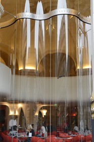 France, Paris (75), l'Opéra Restaurant conçu par l'architecte Odile Decq au cœur même du Palais Garnier