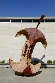 Israel, Jerusalem, Guivat Ram quarter, Israel Museum, sculpture of a giant apple core