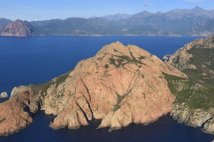 France, Corse-du-Sud (2A), Golfe de Porto, classé Patrimoine Mondial de l'UNESCO, le Capo Rosso et la Tour Génoise de Turghiu (Turghio) en arrière plan (vue aérienne)