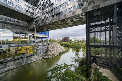 France, Hérault (34), Montpellier,  quartier de Port Marianne, l'Hotel de Ville conçu par les architectes Jean Nouvel et François Fontès, patio entre eau et ciel