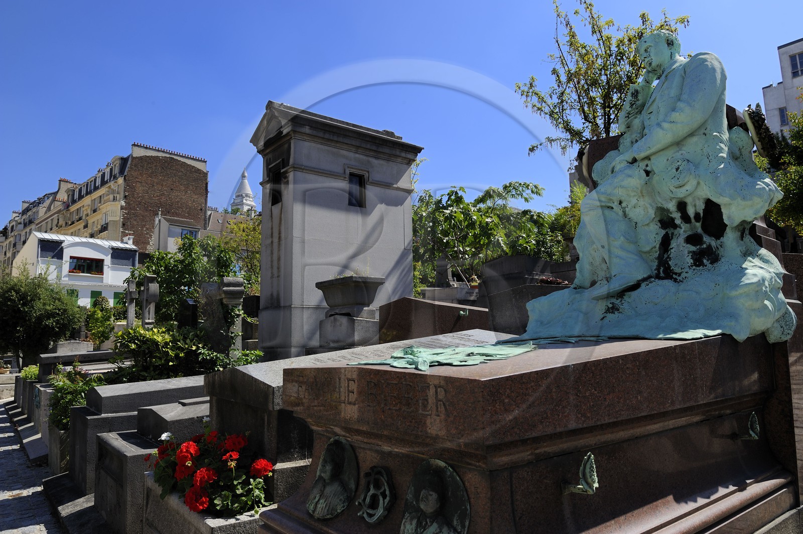 France, Paris (75), Butte Montmartre, le cimetière Saint Vincent entouré d'immeubles