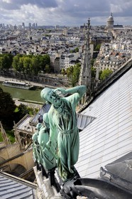 France, Paris (75), les rives de la Seine classées Patrimoine Mondial de l'UNESCO, île de la Cité, la cathédrale Notre-Dame, la flèche domine les statues de cuivre vert-de-grisé des douze apôtres avec les symboles des quatre évangélistes. Viollet-le-Duc s’est fait représenter lui-même sous les traits de saint Thomas avec son équerre