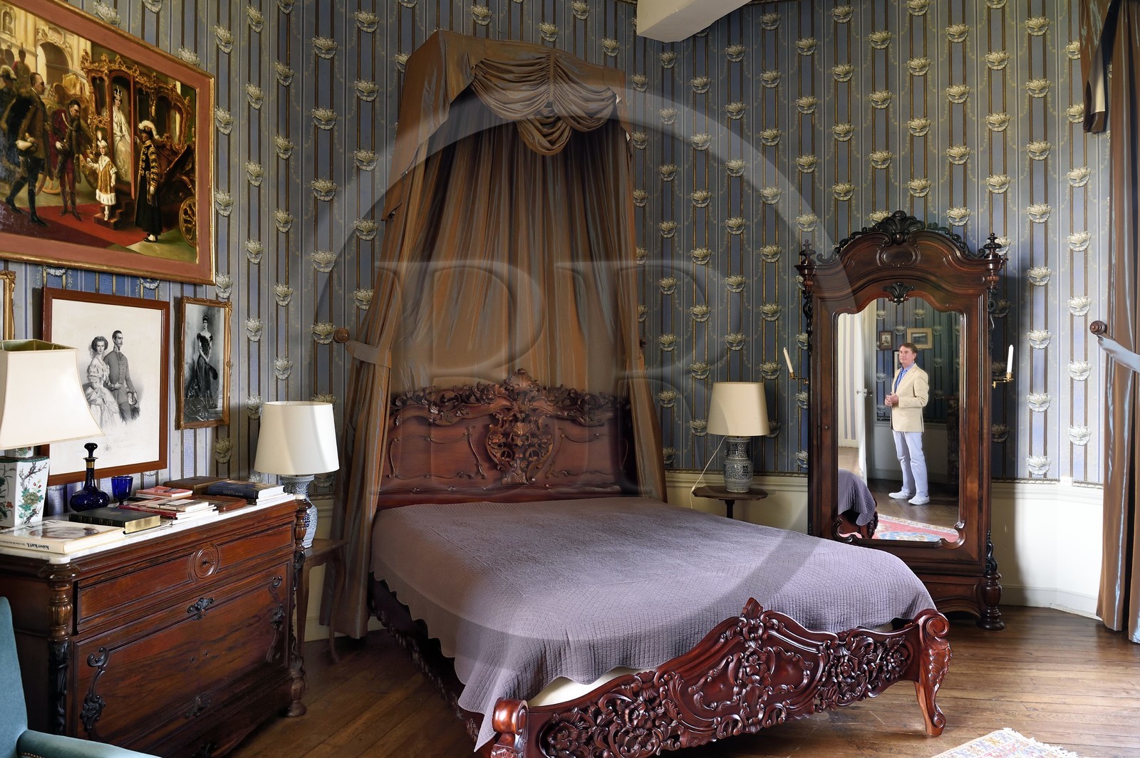 France, Allier (03), ancienne province du Bourbonnais, Besson, chateau du Nouveau- Bostz appartenant au Prince Charles Henri de Lobkowicz descendant des Bourbon-Parme, ici en reflet dans la chambre de l'impératrice d'Autriche Zita de Bourbon-Parme soeur de Xavier de Bourbon-Parme