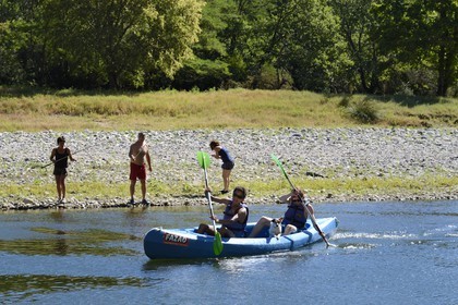 France, Ardèche (07), Balazuc, kayaks descendant la rivière Ardèche entre Balazuc et Pradons