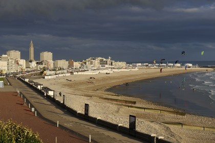 France, Seine-Maritime (76), Le Havre, classé Patrimoine Mondial de l'UNESCO, le coeur de la ville autour de la Tour Lanterne de l'église Saint-Joseph depuis Sainte-Adresse