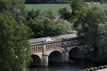 France, Hérault (34), Béziers, le Pont Canal du Canal du Midi, classé Patrimoine Mondial de l'UNESCO, passant sur la rivière Orb