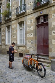France, Ille-et-Vilaine, Rennes, parcel delivery by bike rue Saint-Sauveur