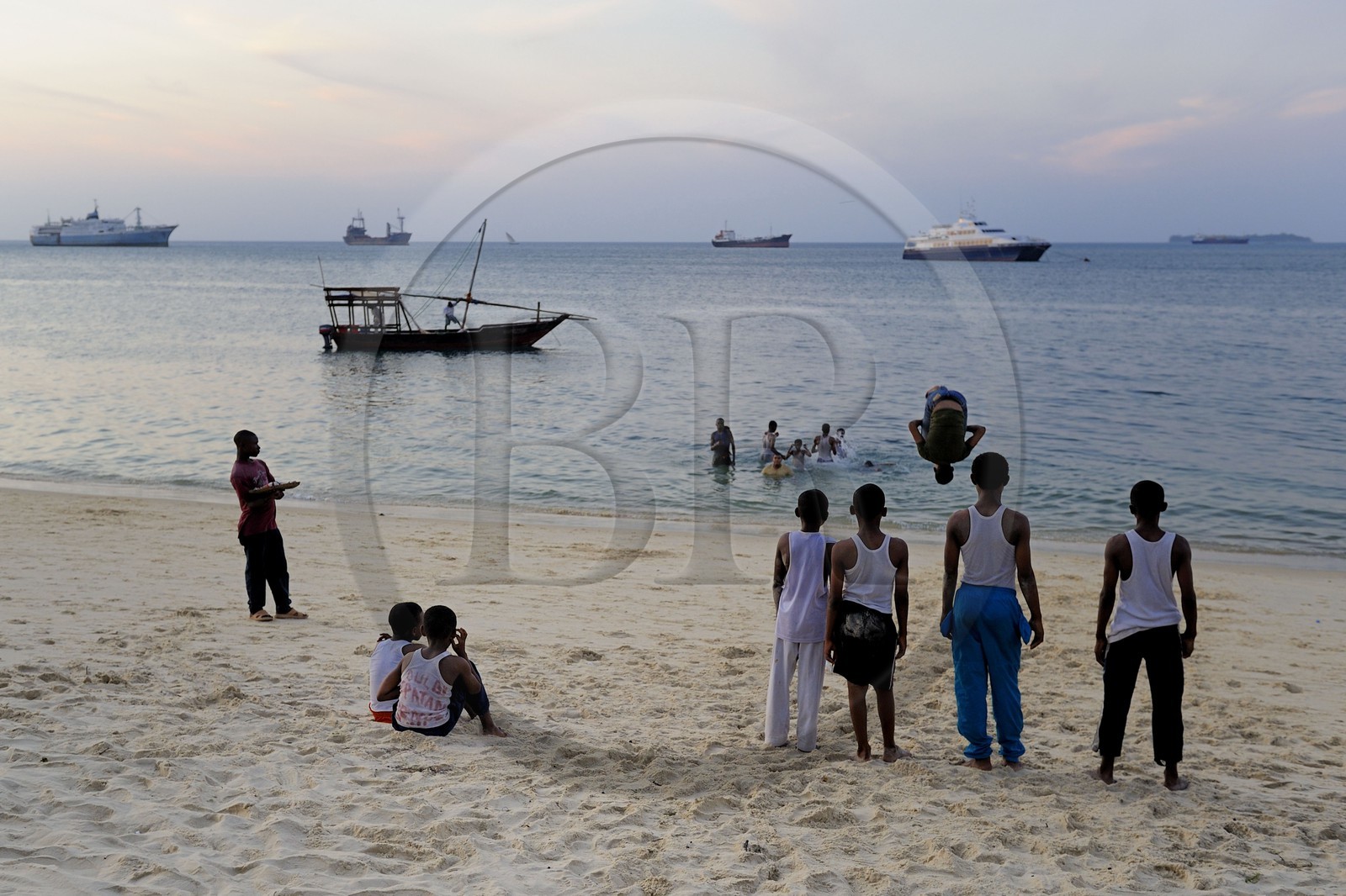 Tanzanie, archipel de Zanzibar, île de Unguja (Zanzibar), ville de Zanzibar, quartier Stone Town, classé Patrimoine Mondial de l' UNESCO, acrobaties sur la plage