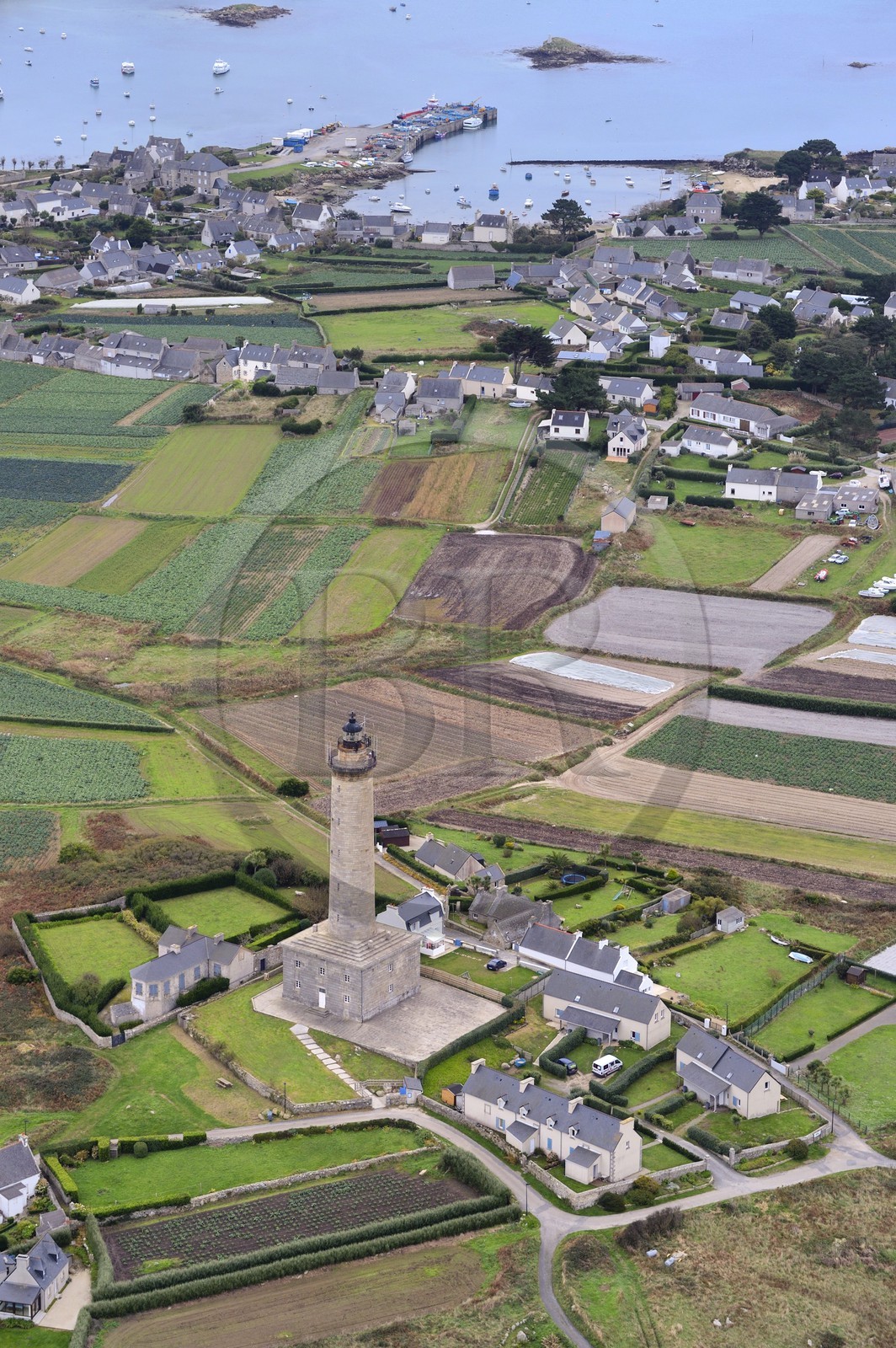 France, Finistère (29), Ile de Batz et son phare (vue aérienne)