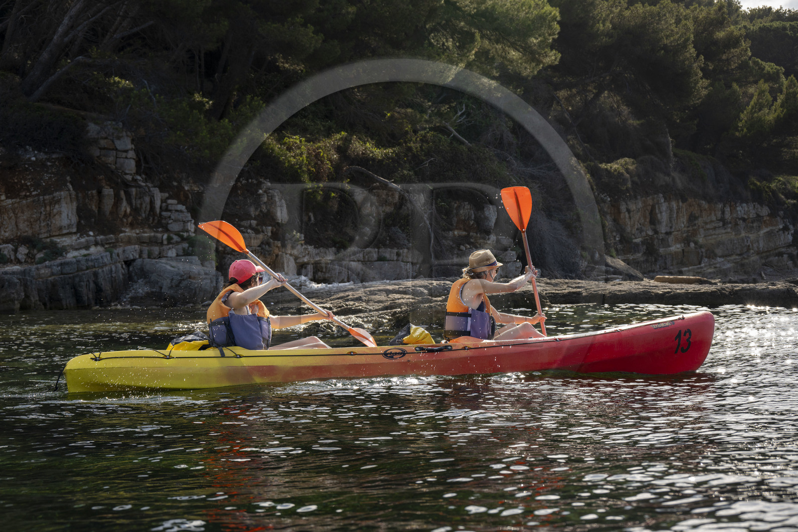 France, Alpes-Maritimes (06), Cannes, randonnée en kayak aux Iles de Lérins, en longeant la cote nord de l'Ile Sainte-Marguerite vers la Pointe du Vengeur