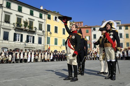 Italie, Ligurie, Sarzana, Napoleon Festival, Napoléon passe en revue les troupes en compagnie du maréchal d'Empire Massena sur la Piazza Matteotti