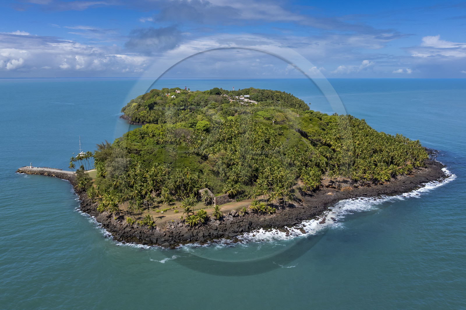 France, Guyane, Kourou, Iles du Salut, l'Ile Royale qui accueillait l'administration ainsi que l'hôpital du bagne (vue aérienne)