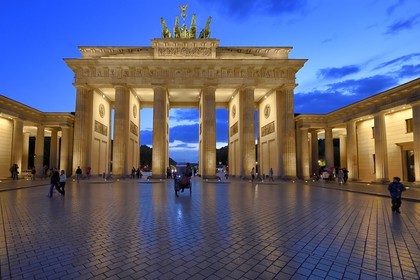 Allemagne, Berlin, Porte de Brandebourg sur l'avenue Under den Linden et Pariser platz