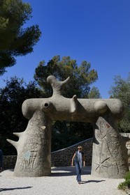 France, Alpes-Maritimes (06), Saint Paul de Vence, Fondation Maeght, musée d'art contemporain, labyrinthe Miro