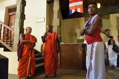 Sri Lanka, province du centre, Kandy, ville sacrée classée patrimoine mondial de l'UNESCO, Temple de la Dent de Bouddha (Sri Dalada Maligawa),  moines bouddhistes