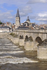 France, Nièvre (58), La Charité-sur-Loire, le pont sur la Loire dominé par le clocher Sainte Croix