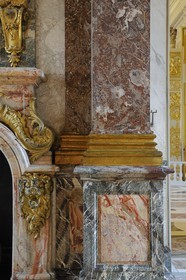 France, Yvelines (78), château de Versailles, classé Patrimoine Mondial de l'UNESCO, Salon d'Hercule, détail des murs en marbre.