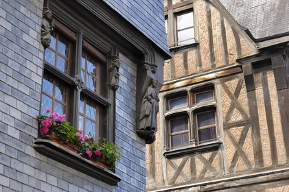 France, Indre et Loire (37), Tours, place Plumereau, maison à l'angle de la rue de la Monnaie