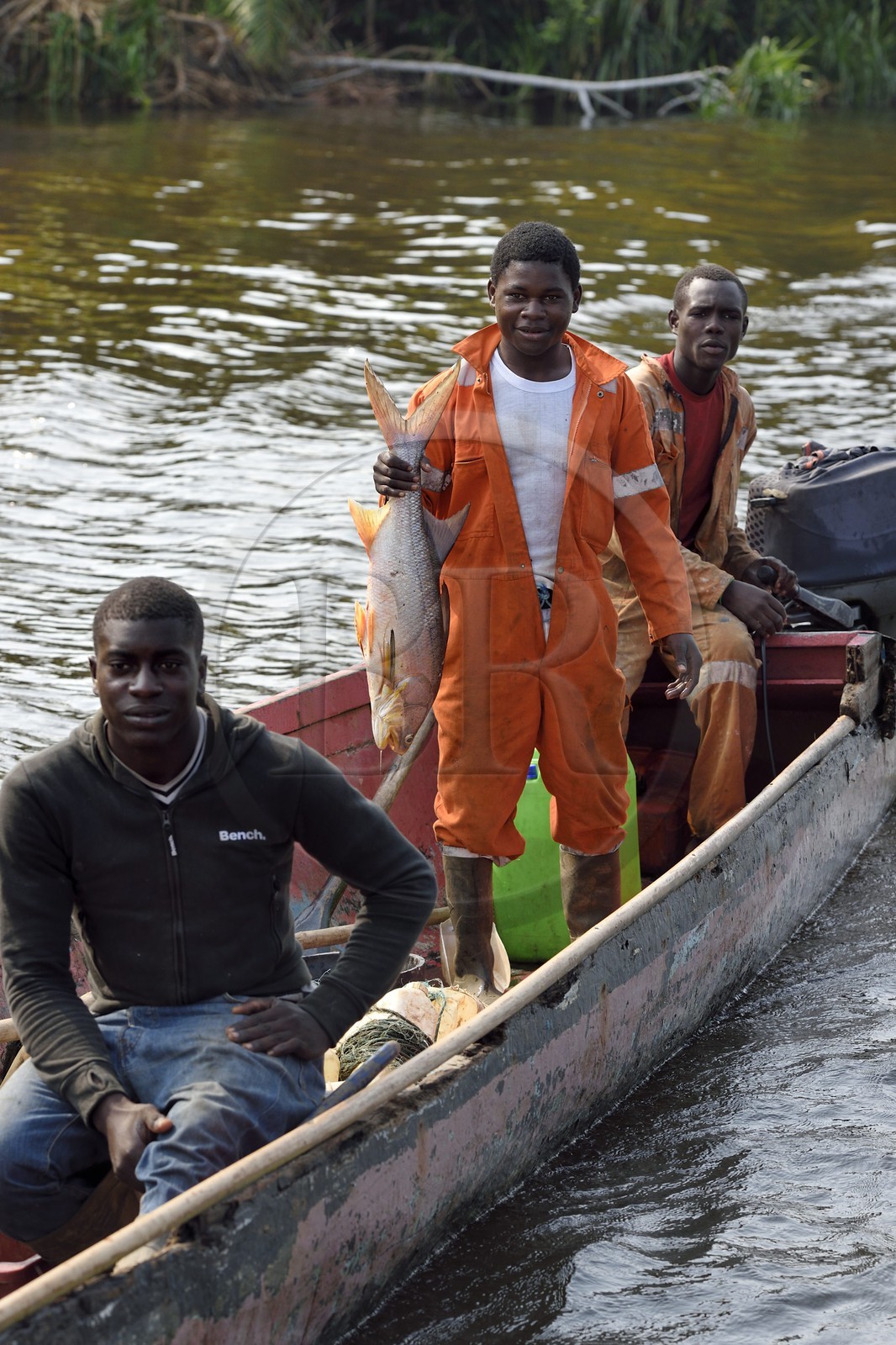 Gabon, province de Ogooué- Maritime, pêcheurs dans une pirogue sur un des bras de la rivière Ogooué