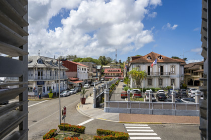 France, Guyane, Cayenne, la mairie rue Rémire et le fort Cépérou en arrière plan