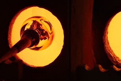 France, Moselle (57), Saint-Louis-les-Bitche, la Cristallerie Saint-Louis, façonnage d'un élément de cristal chaud, une des nombreuses étapes de la réalisation d'une boule presse-papiers