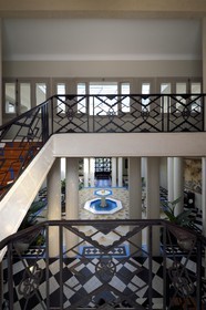 France, Pyrénées-Atlantiques (64), la côte du Pays-Basque, Ciboure, la Villa Art déco Leihorra dessiné par l'architecte Joseph Hiriart 1926, le patio intérieur