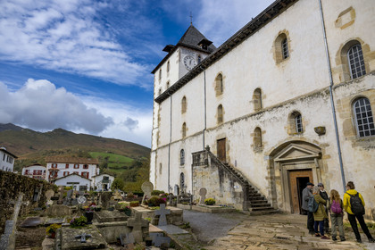 France, Pyrénées-Atlantiques (64), Pays-Basque, Sare, labellisé Les Plus Beaux Villages de France, église fortifiée Saint-Martin