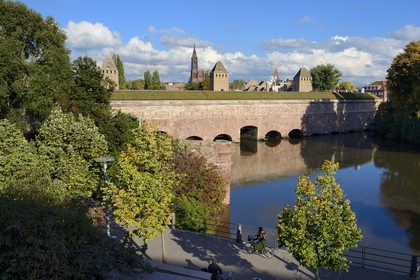 France, Bas Rhin (67), Strasbourg, vieille ville classée au Patrimoine Mondial de l'UNESCO, quartier de la Petite France, le barrage Vauban, les tours des Ponts Couverts et la cathédrale Notre Dame en arrière plan