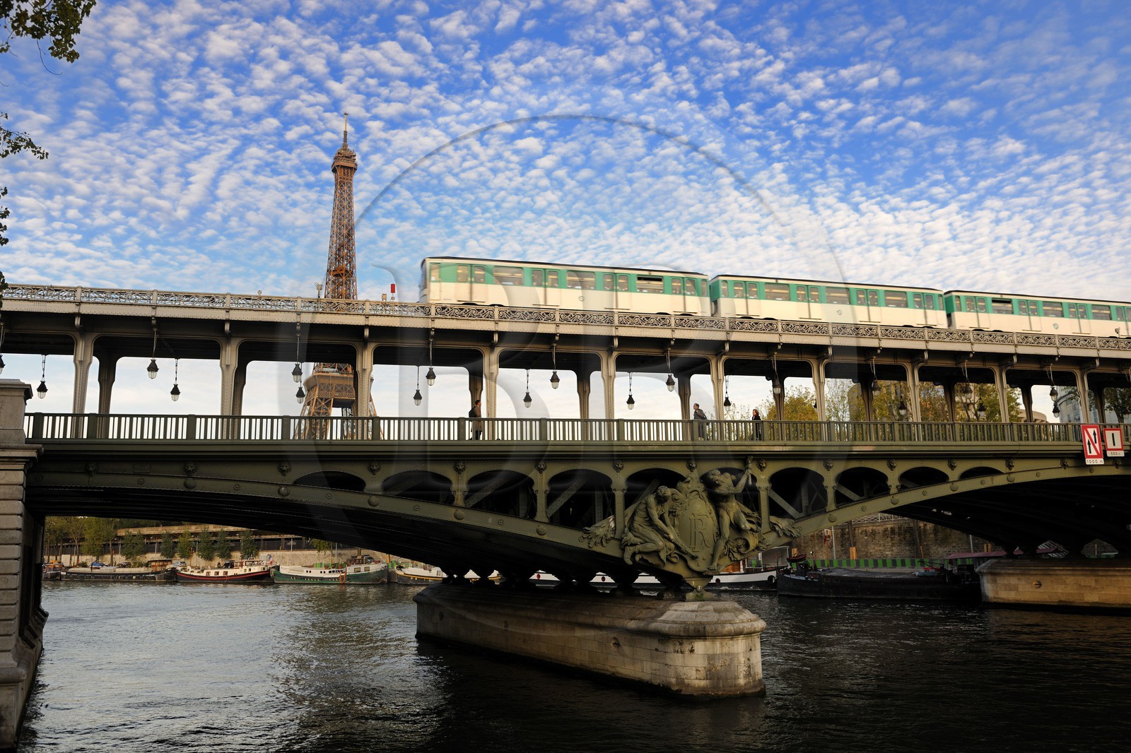 France, Paris (75), la Tour Eiffel et le pont de Bir-Hakeim
